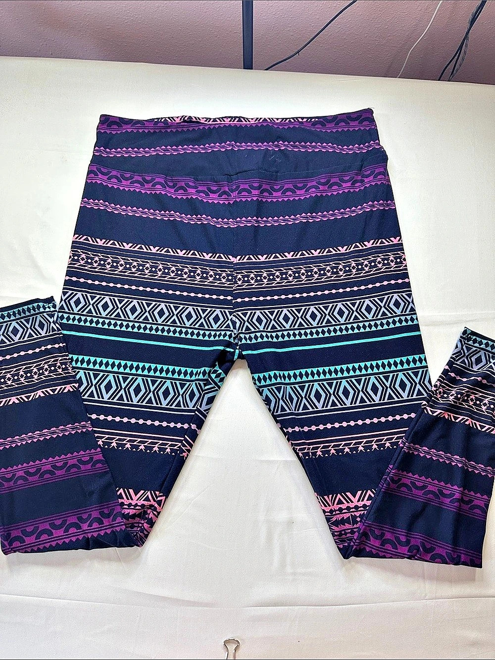 LuLaRoe Geographic Printed Leggings in Black & Pink Like New